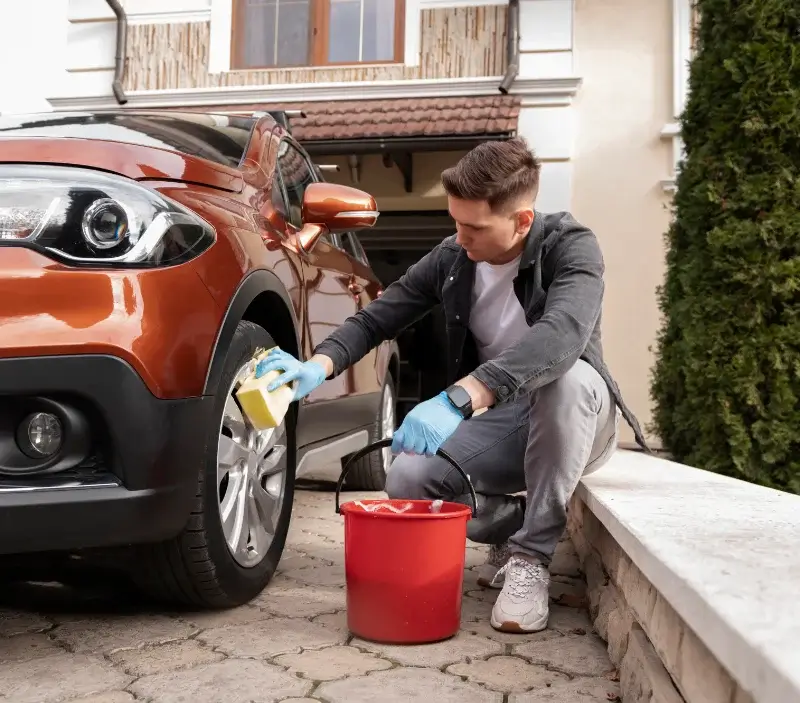 Lavage auto à domicile Nouaillé-Maupertuis : professionnel intervenant sur un véhicule